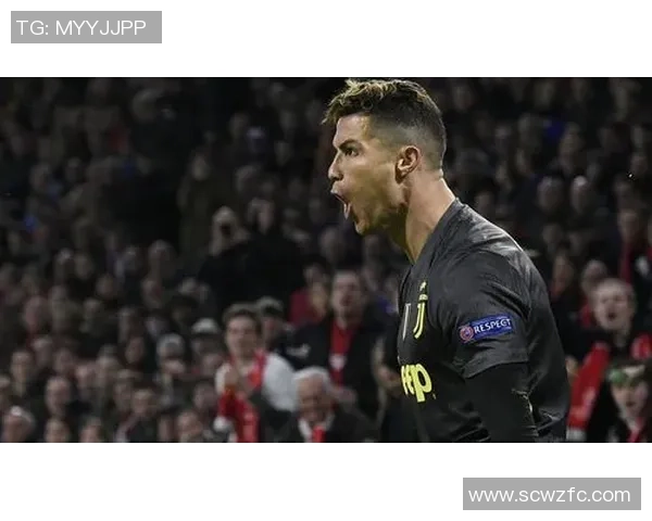 球迷疯狂冲入赛场抢C罗球衣引发欧冠比赛混乱一幕